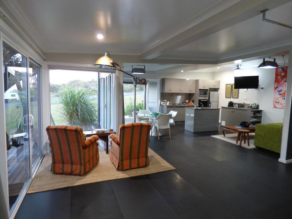 Arthouse Beachfront Accommodation Emerald Beach Exterior photo