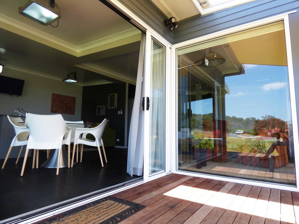 Arthouse Beachfront Accommodation Emerald Beach Exterior photo