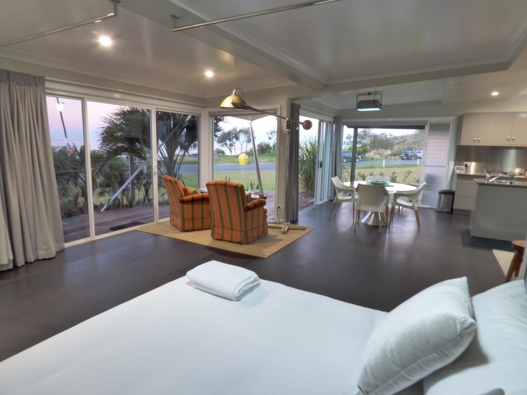 Arthouse Beachfront Accommodation Emerald Beach Exterior photo