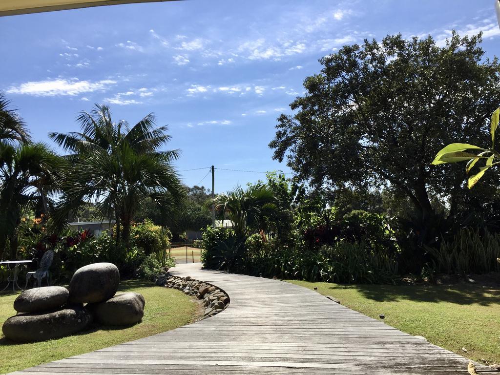 Arthouse Beachfront Accommodation Emerald Beach Exterior photo