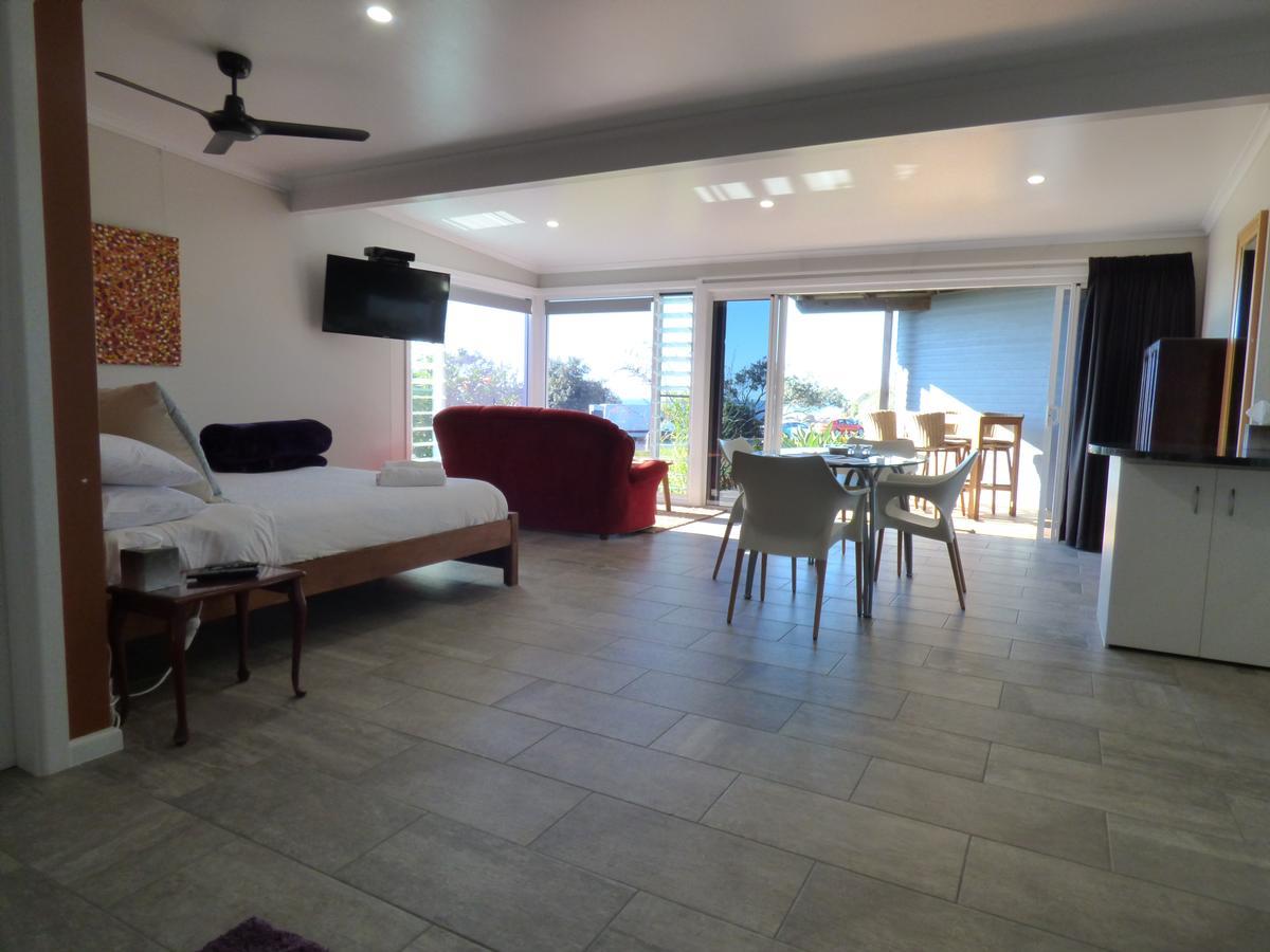 Arthouse Beachfront Accommodation Emerald Beach Exterior photo